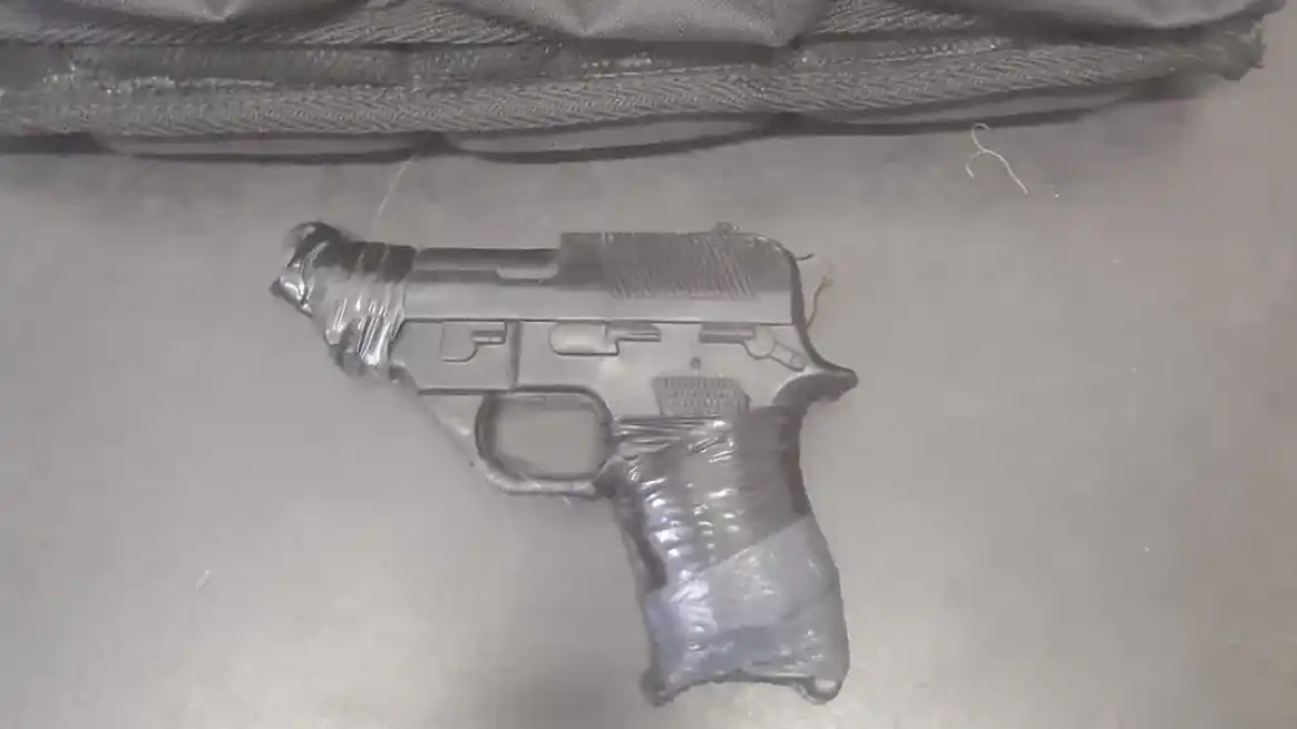 Detuvieron a un hombre en Santa Fe por amenazar de muerte a un joven con una réplica de arma de fuego en la vía pública