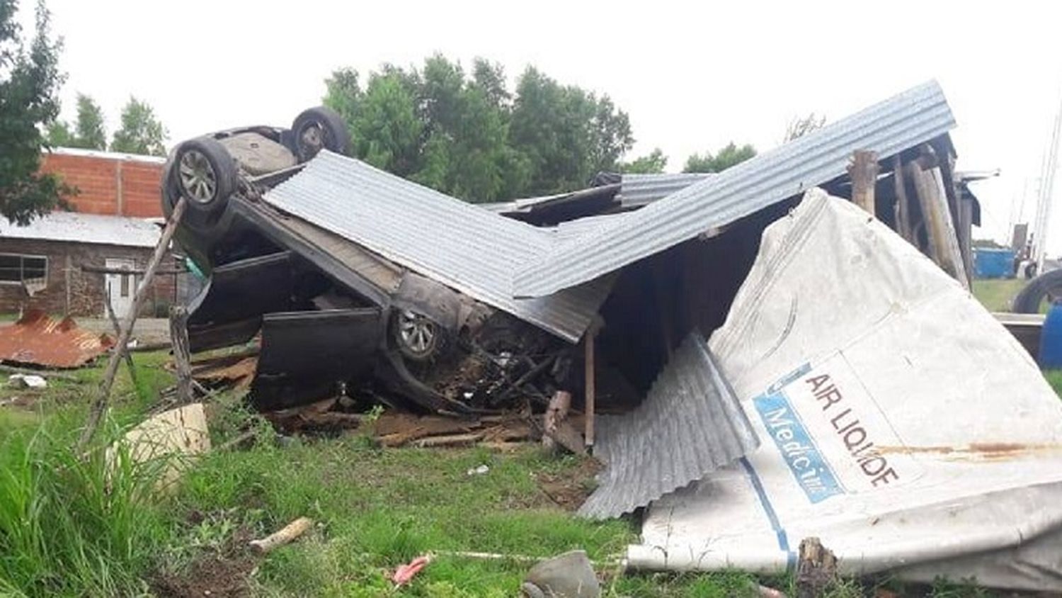 Un auto despistó en la ruta 12 y destruyó una gomería
