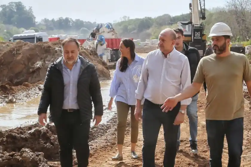 Perotti recorrió los trabajos de estabilización de la cascada del arroyo Saladillo