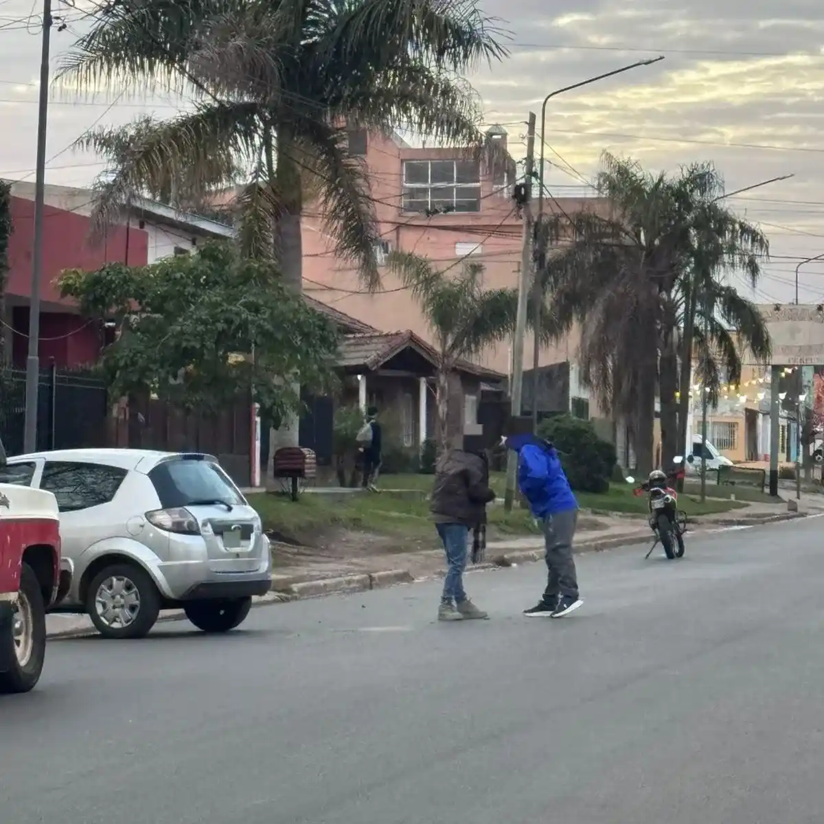 Accidente de tránsito en Av. Tavella: una mujer permanece en estado crítico tras una colisión entre un auto y una moto