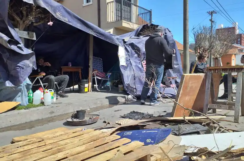Trabajadores acampan hace una semana frente a la casa de su empleador