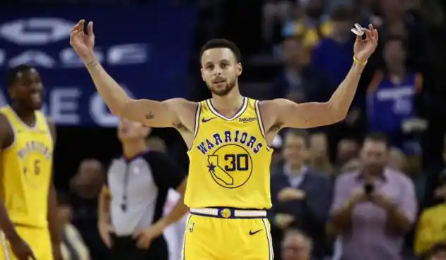 Stephen Curry y un tiro imposible