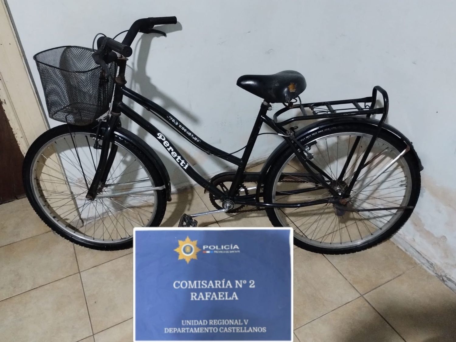 Sin candado y sin dueño: dejaron una bicicleta abandonada frente a una casa