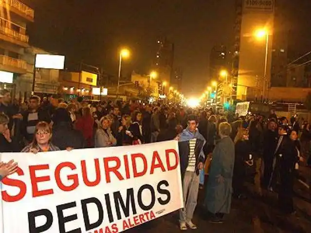 Lanús: Vecinos autoconvocados marcharon en reclamo de seguridad