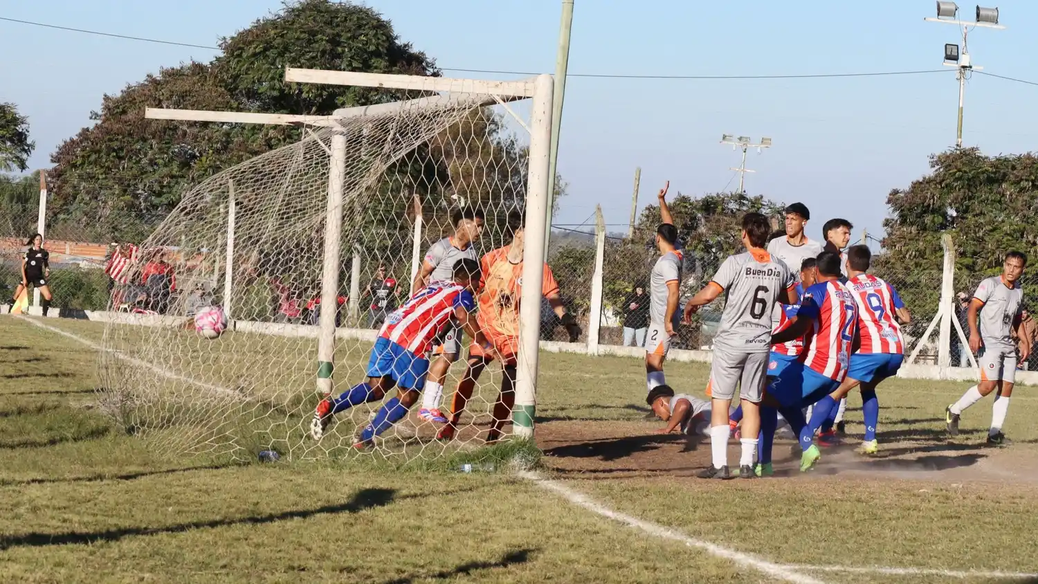 La Bianca lidera, pero todo se define en la última fecha en la Liga Concordiense de Fútbol