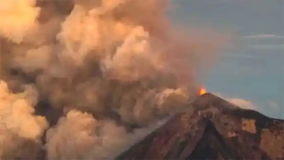 ¡EXPLOSIONES, CENIZAS Y AVALANCHAS! Volcán de Fuego entra en erupción en Guatemala