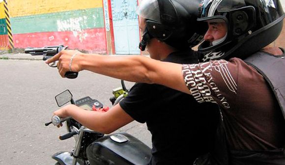 Un hombre fue atacado a balazos por dos motociclistas