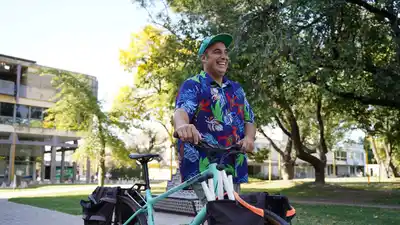 Del semáforo al escenario: “Cuete” y su vida en el circo