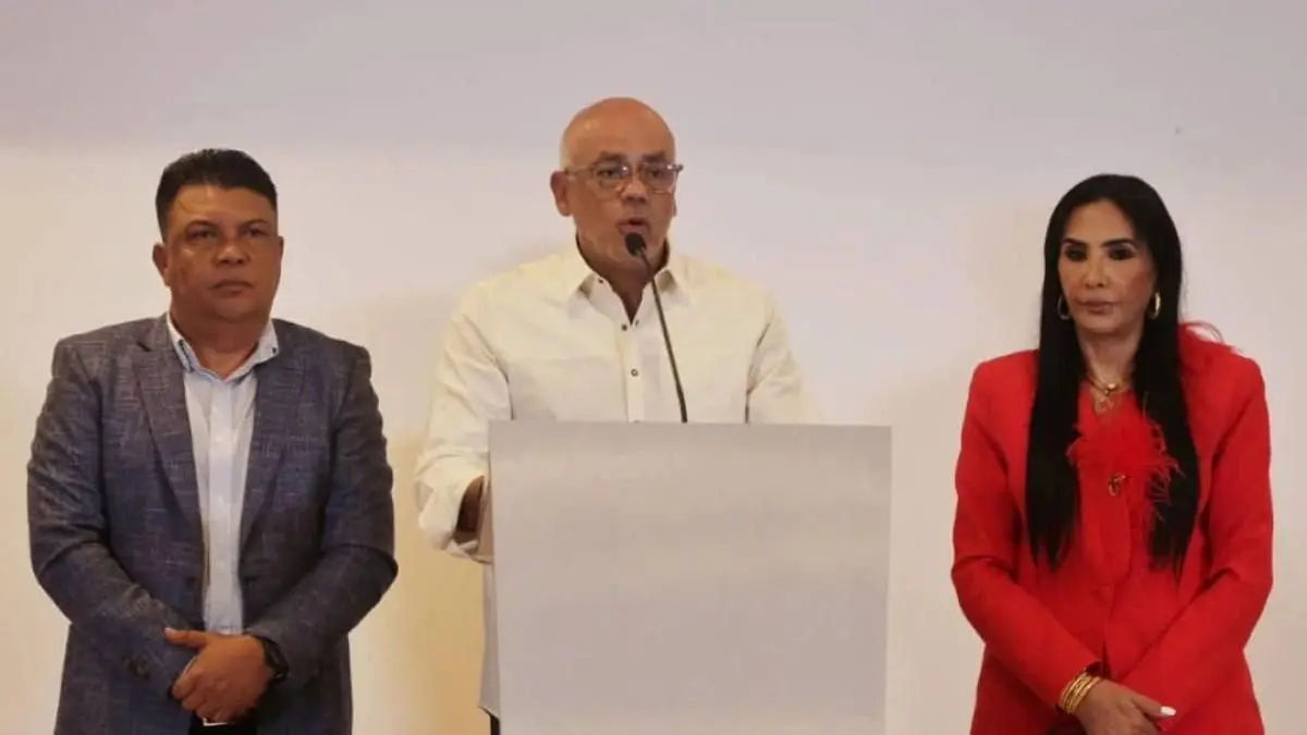 SIGUEN SALTANDO LA TALANQUERA: 4 alcaldes expresan su apoyo a Maduro (+Video)