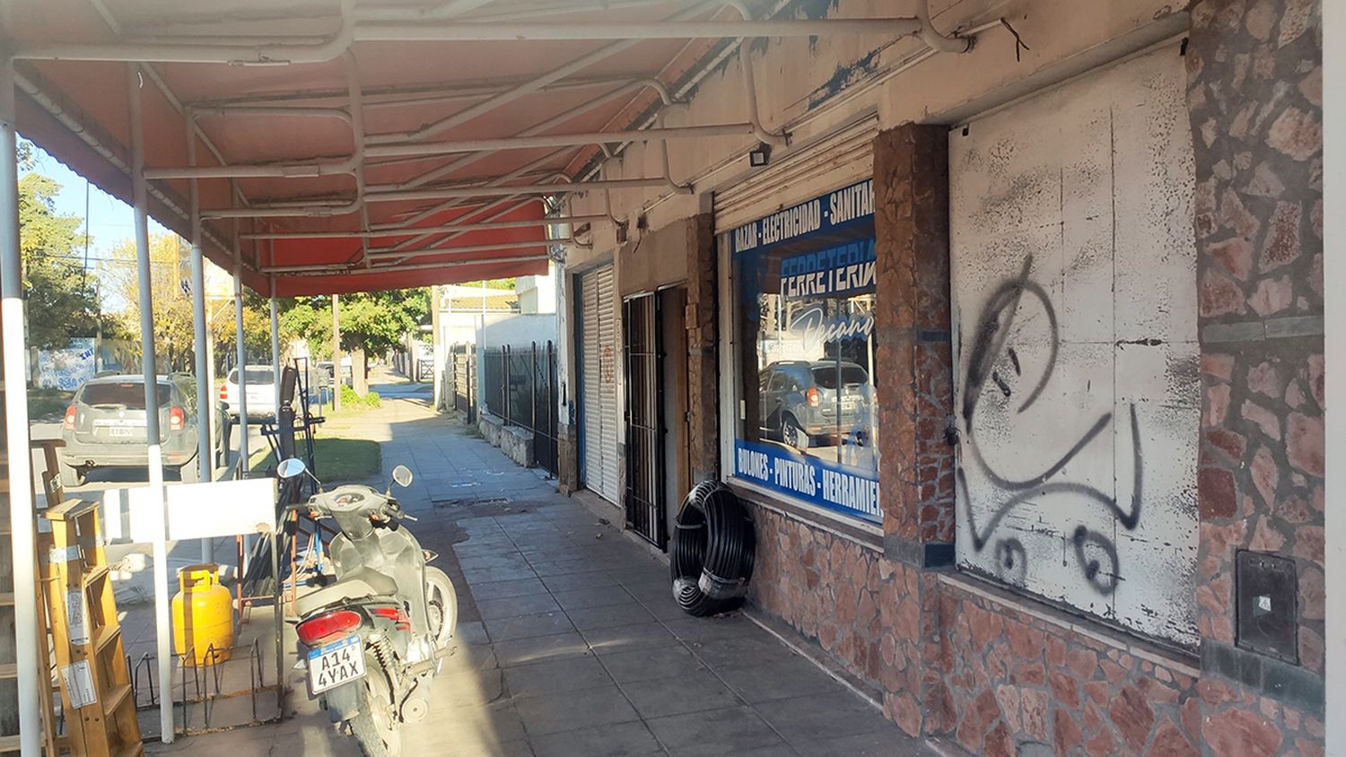 Invertir en seguridad. Un comercio de Quequén debió colocar una puerta de rejas tras un robo