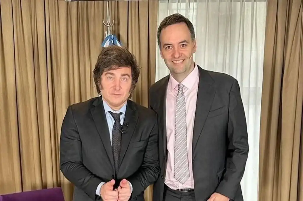 Milei intenta dar otra muestra de confianza a Adorni, mientras la interna en el oficialismo continúa.