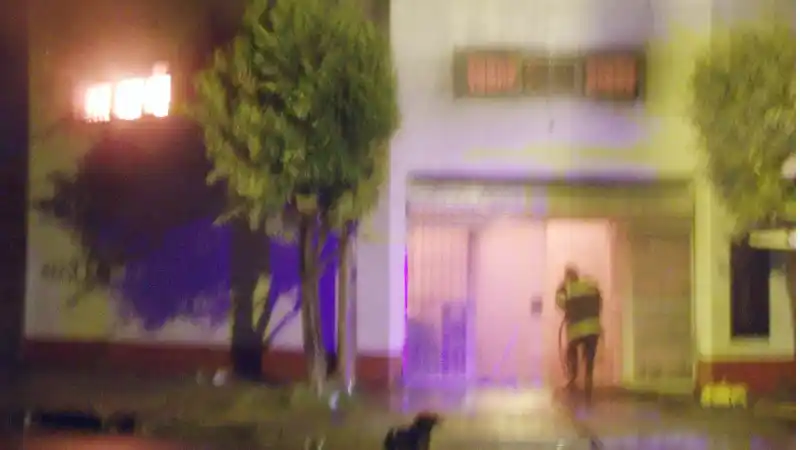 San Nicolás: Incendio destruyó por completo un supermercado chino