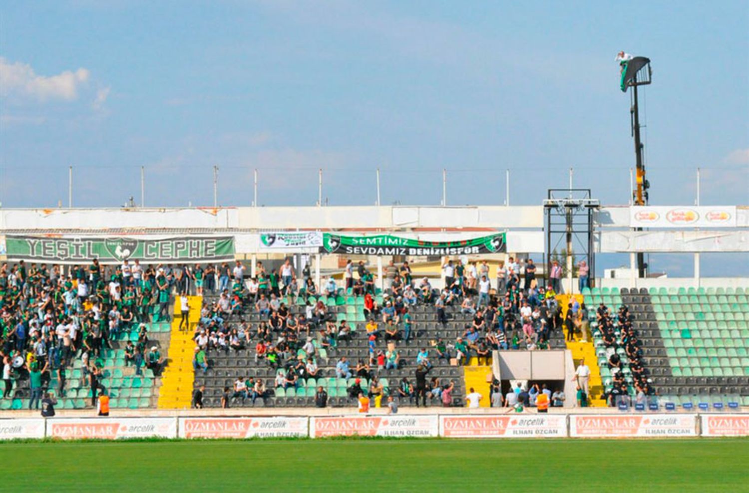 Le prohibieron la entrada a la cancha y alquiló una grúa para ver el partido