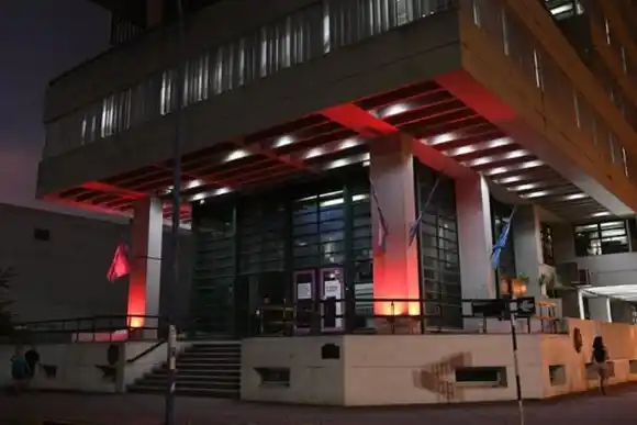 El Palacio Municipal se ilumina de rojo en el Día Mundial de las Cardiopatías Congénitas