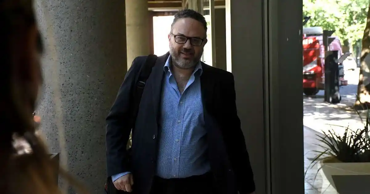 El Ministro de Desarrollo denunció haber encontrado un sobre con 10 mil dólares en un despacho