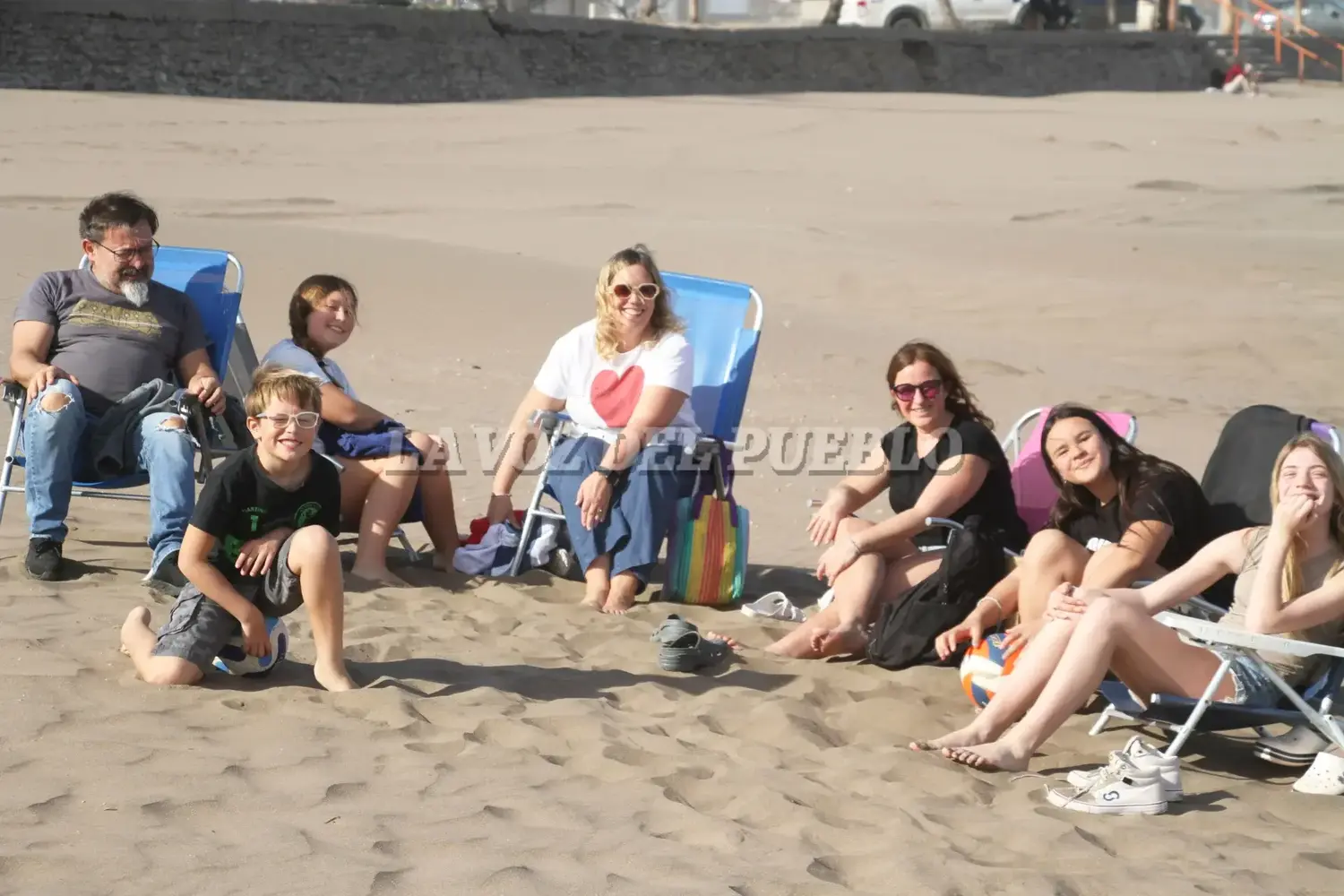 Una familia disfruta un viernes hermoso en Claromecó