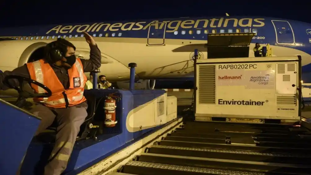 Partió el primero de los vuelos de Aerolíneas que traerá más vacunas Sinopharm de China