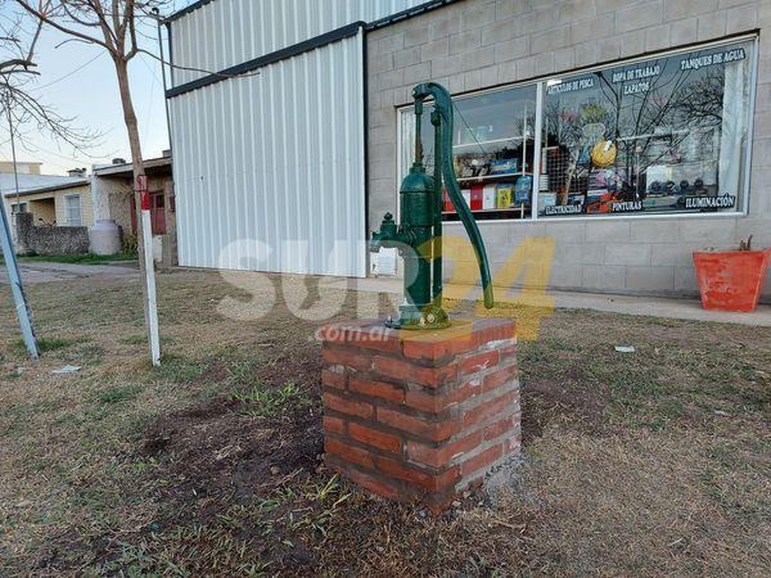 Elortondo: instaló una antigua bomba de agua en la vereda de su negocio y se volvió una atracción para los vecinos