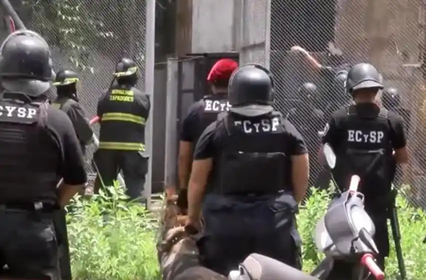 Tensa revuelta de presos con quema de colchones en una comisaría de Granadero Baigorria