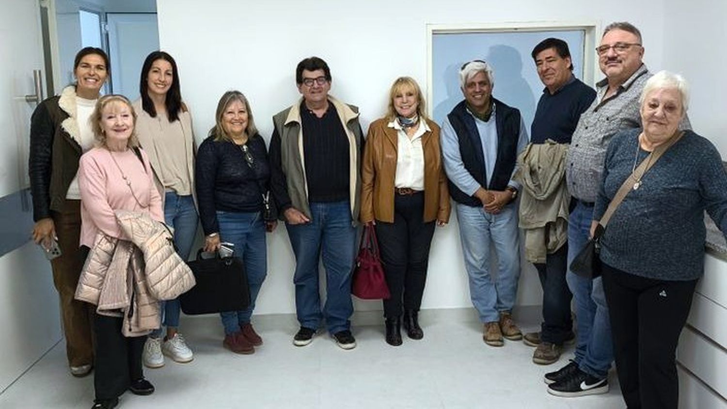Recorrido. Integrantes de la Cooperadora con referentes de la Sociedad Española
