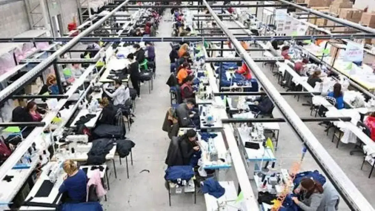 Un empresario quebró en llanto al cerrar su fábrica y echar a 120 trabajadoras: "50 años tirados a la basura"