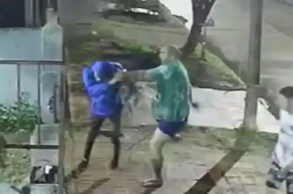 VIDEO | No lo dudó: vio un ladrón robando la batería y la rueda de su auto, salió en calzoncillos y le dio una paliza