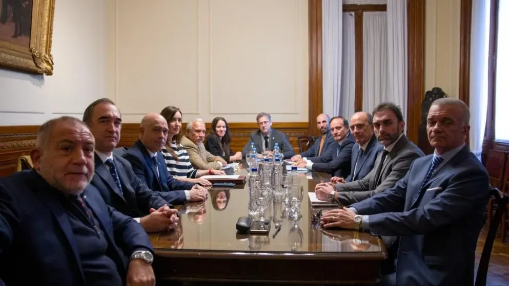 El flamante jefe de gabinete y la vicepresidenta reunidos con senadores.