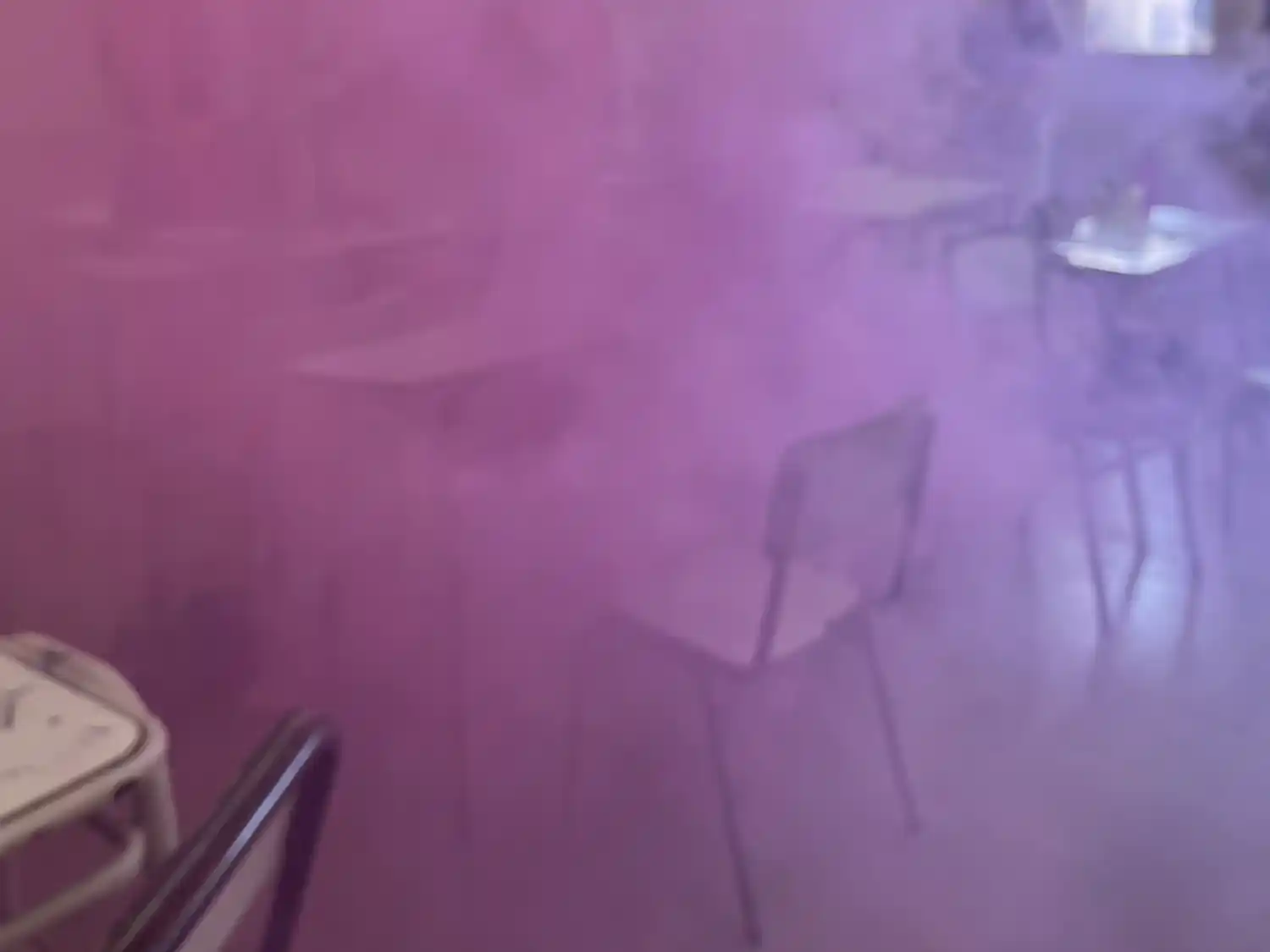 Así se veía uno de los salones, afectado por las bengalas.