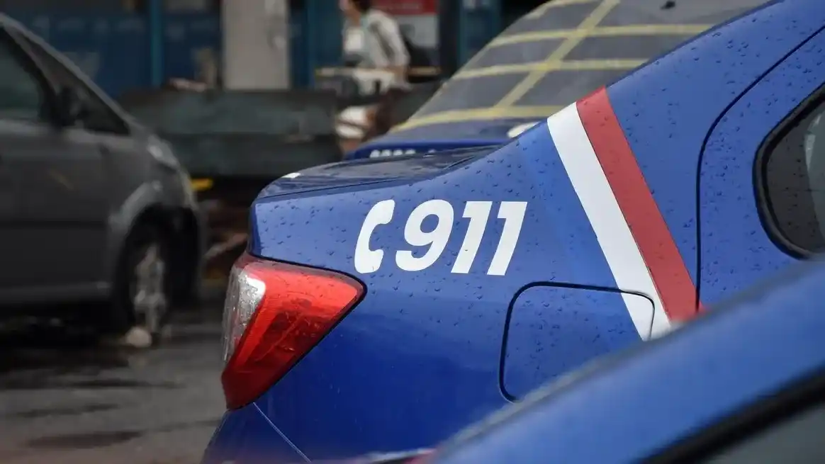 Un hombre rompió una vidriera, se fue a sentar a la peatonal y lo detuvieron