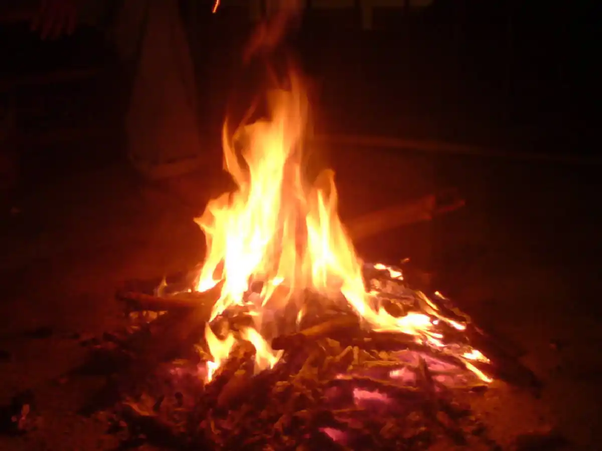 Santiago del Estero: Murió quemado al caer en una fogata que encendió por el frío