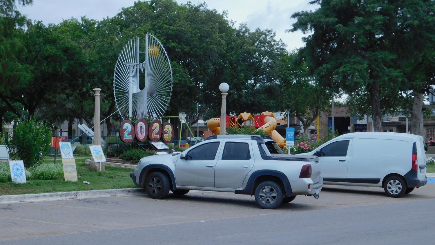 Hasta ahora los autos estacionan de frente; muy pronto deberán hacerlo de reversa.