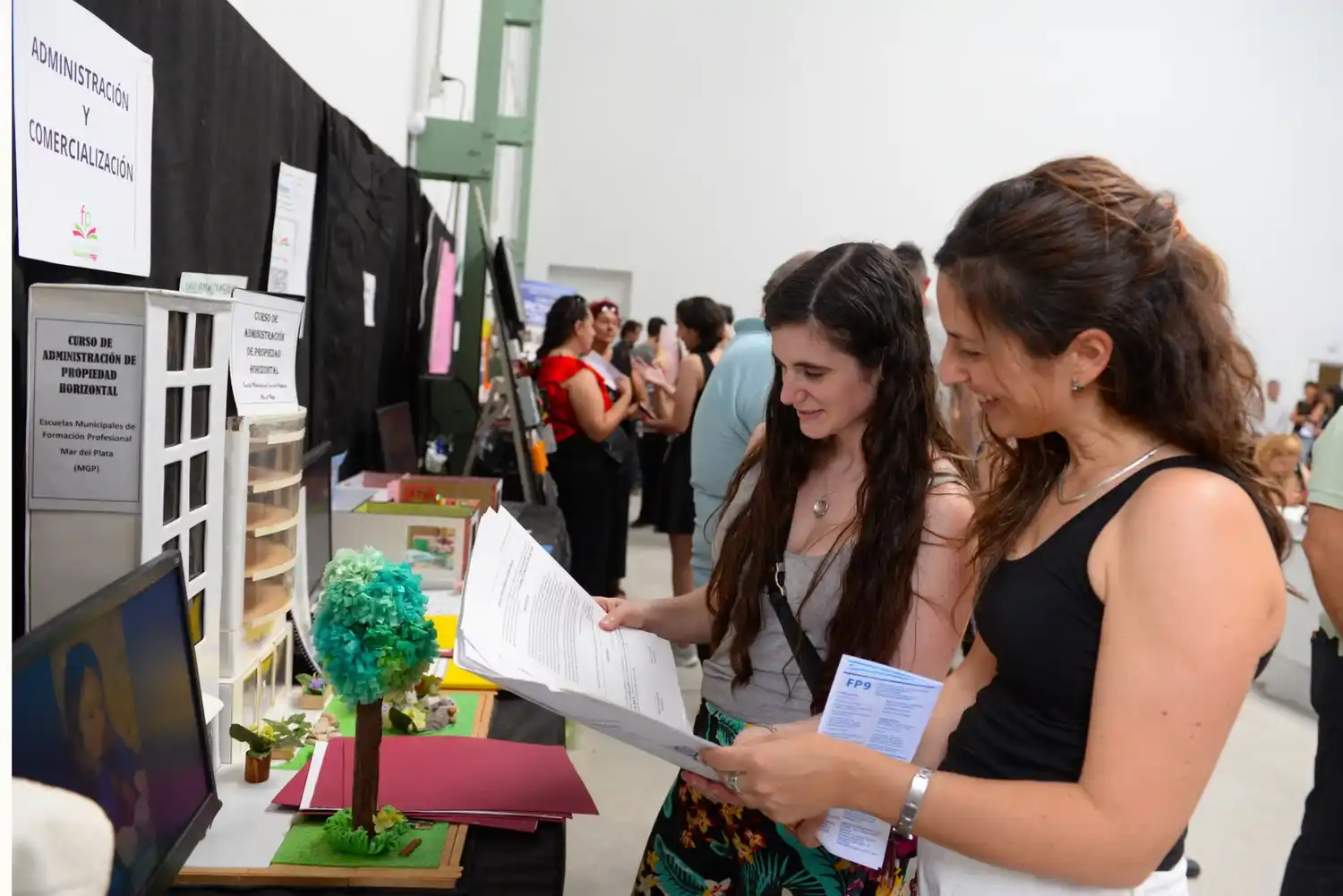 Los cursos de capacitación en oficios están dirigidos a personas mayores de 16 años con estudios primarios completos.