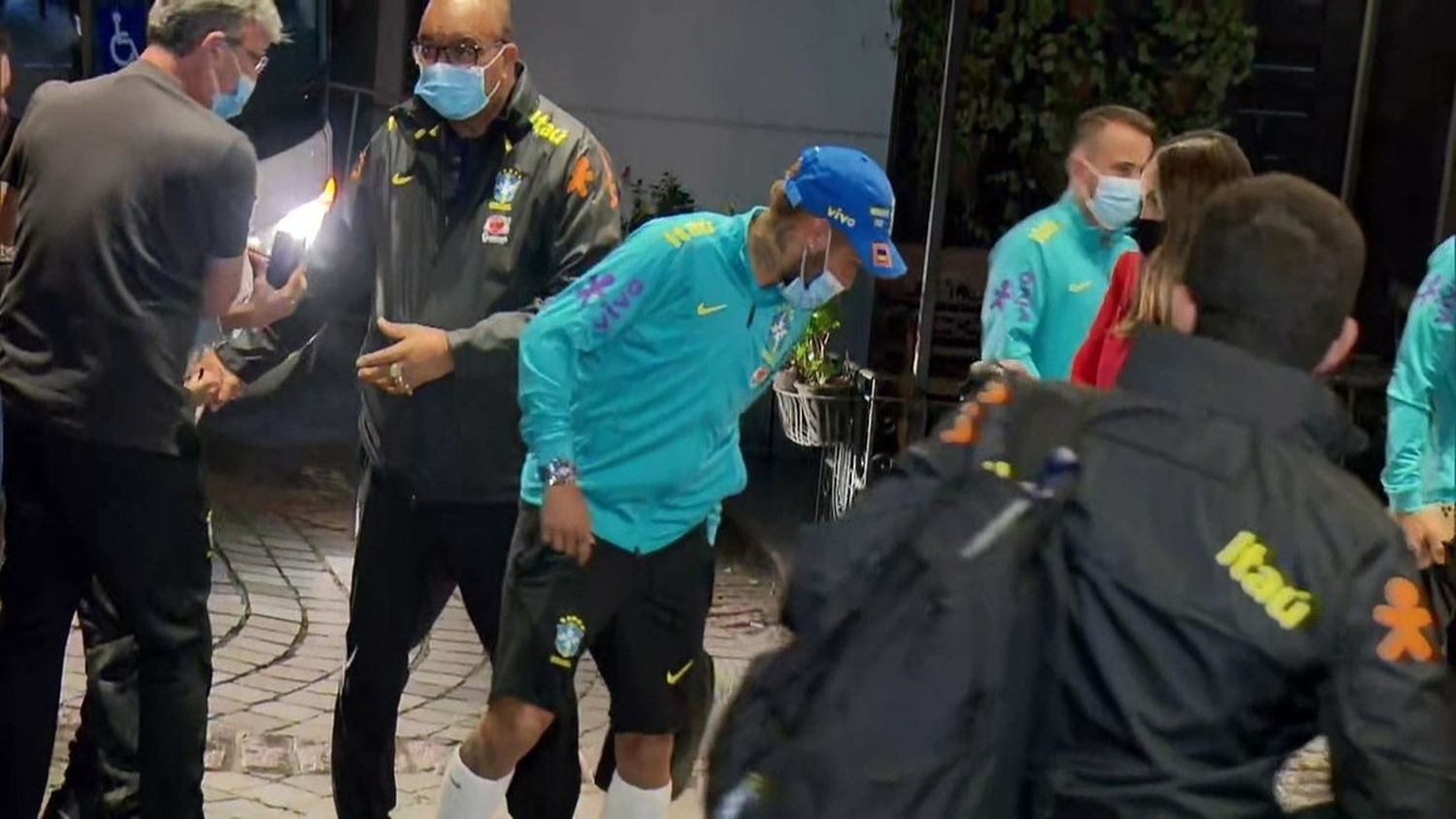 Insólito: A Neymar casi lo lesionan por sus propios fans