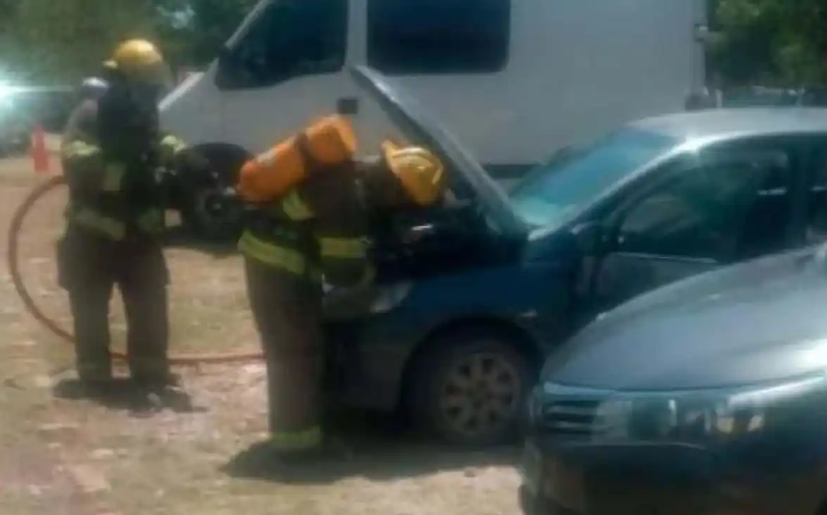 Insólito: hizo un asado en el baúl del auto para "ganar tiempo" y casi explota