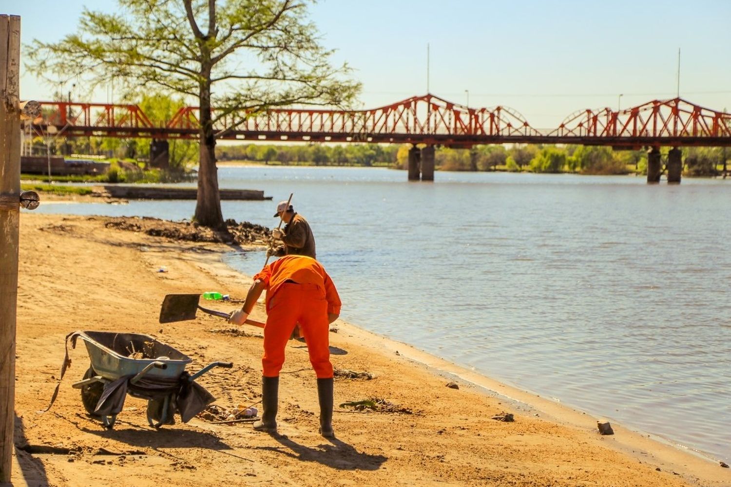 El Municipio cerró la playa del Puente para adecuar el lugar al protocolo Covid