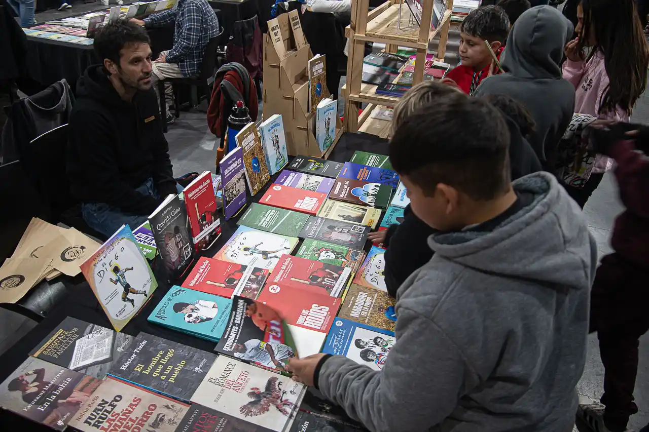 Comenzó la Feria del Libro Paraná Lee con un conversatorio para jóvenes sobre Borges