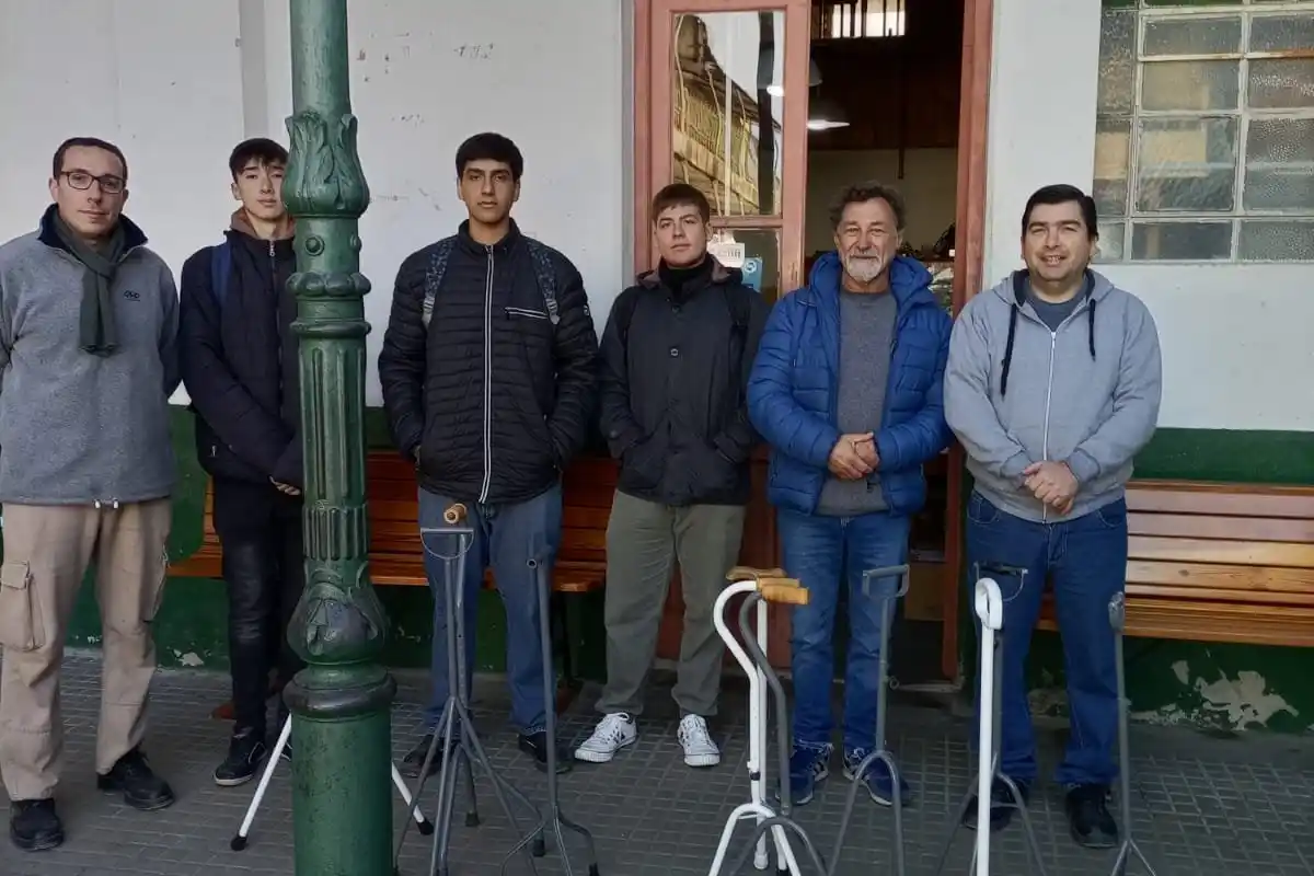 La Municipalidad, PAMI, el Club de los Abuelos y EET N°2 trabajan para acondicionar elementos ortopédicos