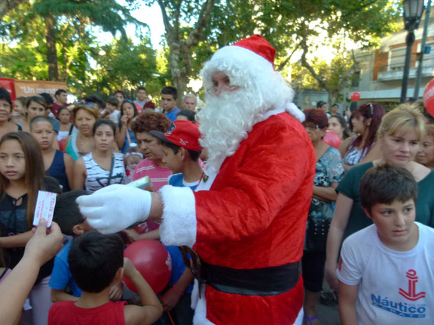 Papá Noel y dirigentes de la UCR regalaron juguetes en Zárate