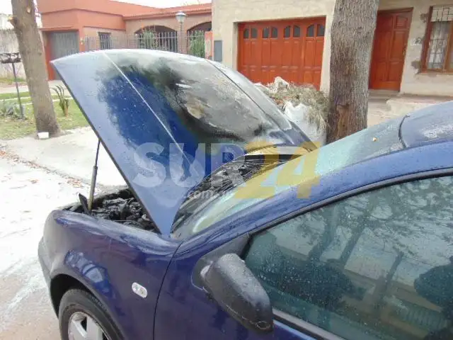 Venado Tuerto: un automóvil tomó fuego en la zona del motor