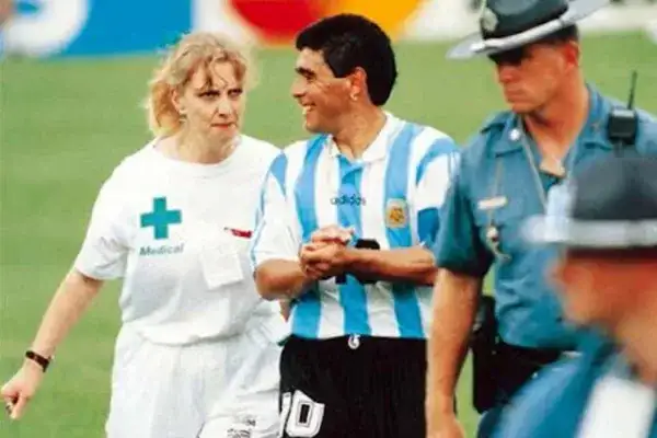 Diego Maradona retirandose del campo con la enfermera en el Mundial 94 luego del partido ante Nigeria.