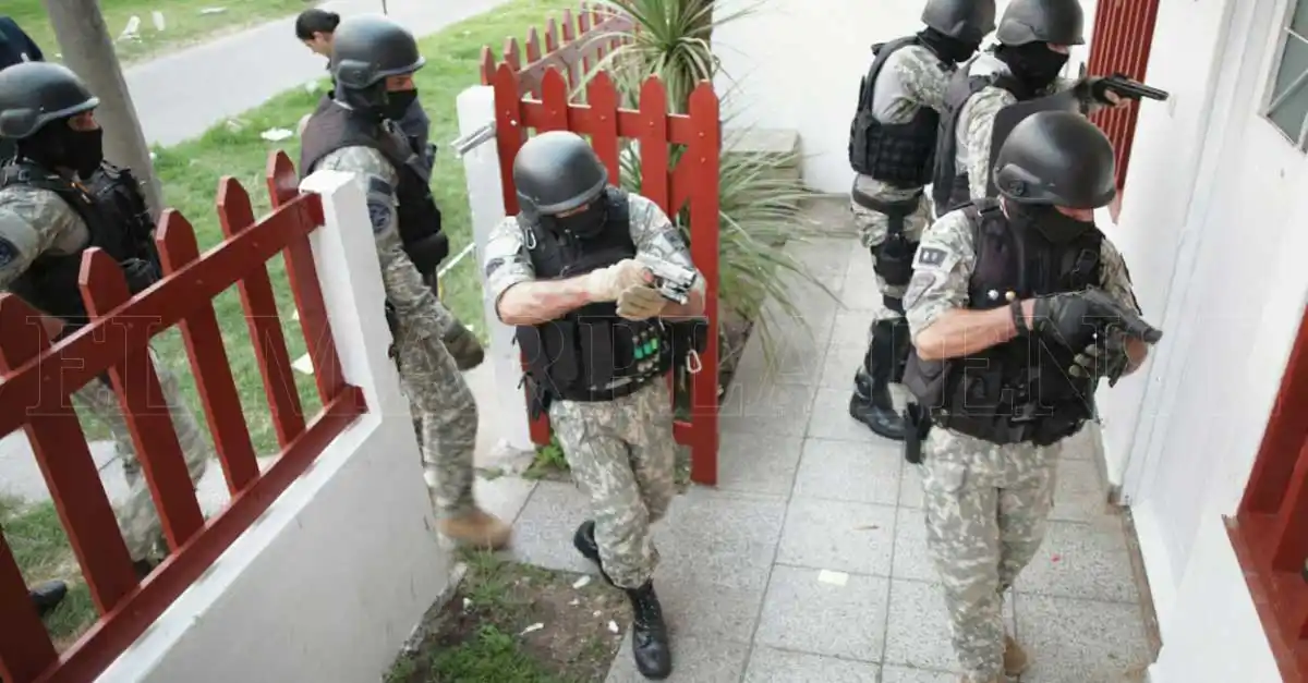 Hallaron 10 vainas y manchas de sangre en la casa de la mujer baleada