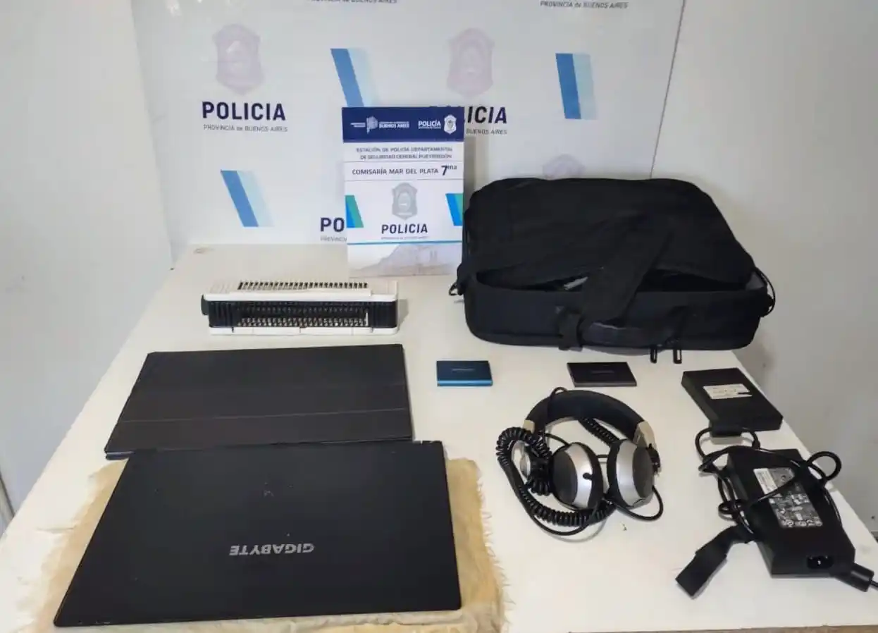El delincuente sustrajo un maletín, notebook, cargador, disco rígido y auriculares del interior de un vehículo