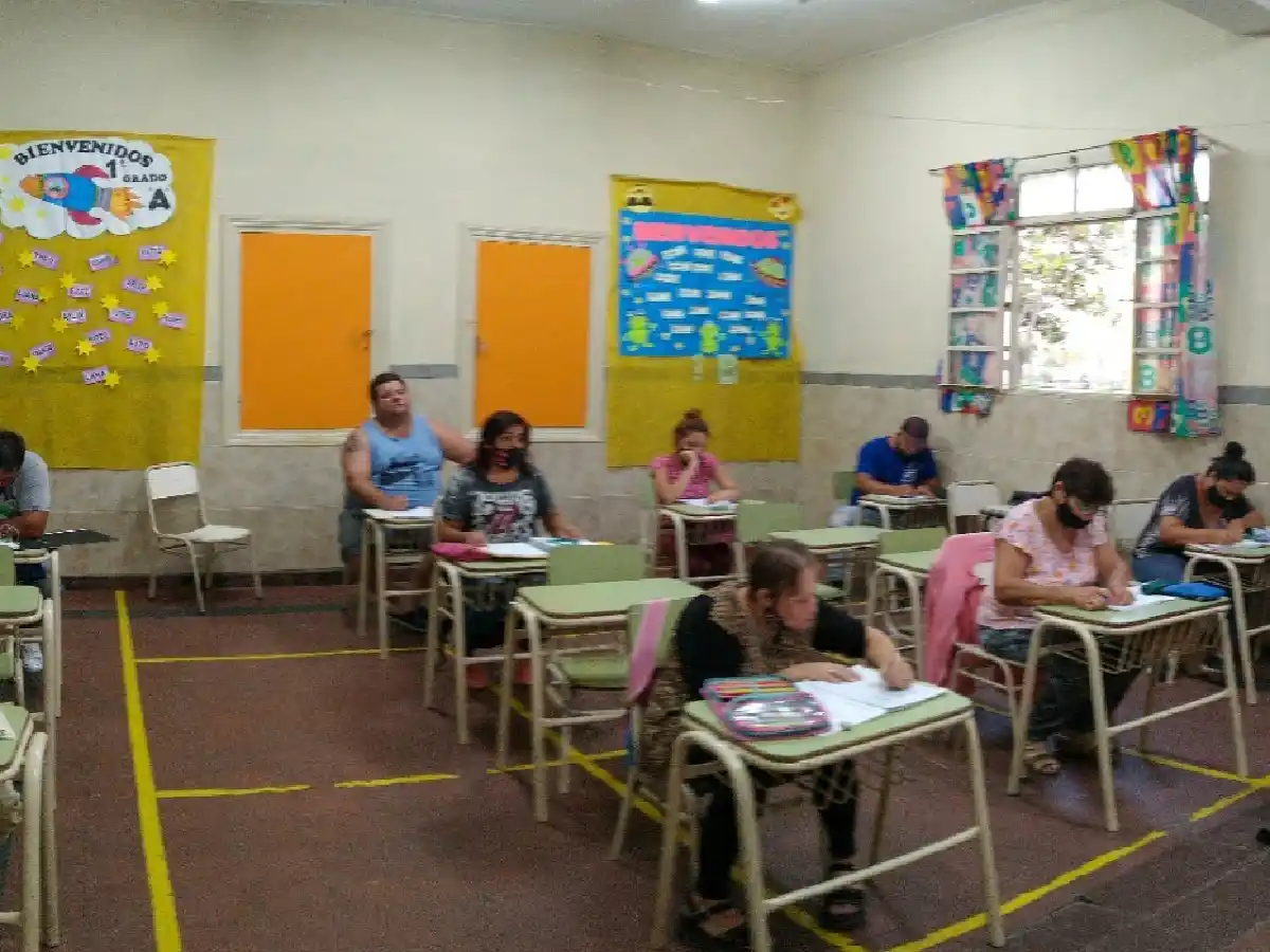 Educación primaria para  adultos, otra oportunidad para aprender y ganar confianza   