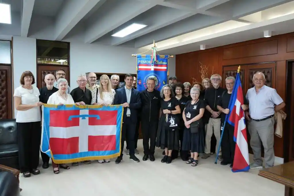 El intendente recibió al Grupo de Baile Piamontés “Ij Danseur dël Pilon”