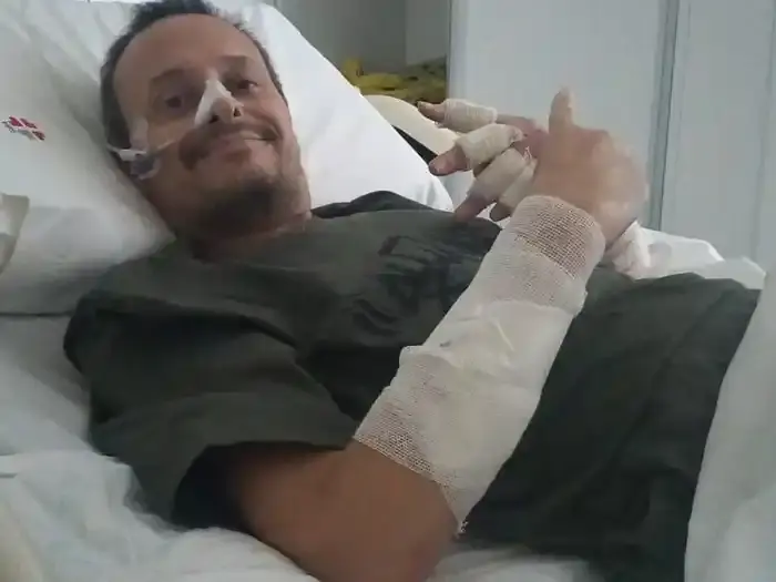 Desde la cama del Hospital SADIV, Sergio Palmieri sonríe con esperanza tras superar más de 60 días de internación y una veintena de cirugías.