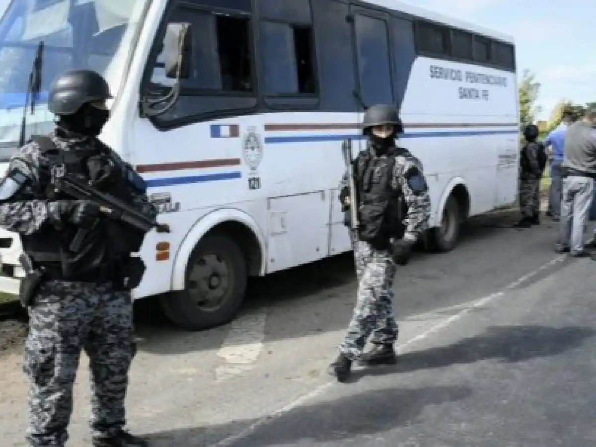 Recapturan a otro preso que se fugó de un micro del servicio penitenciario de Santa Fe