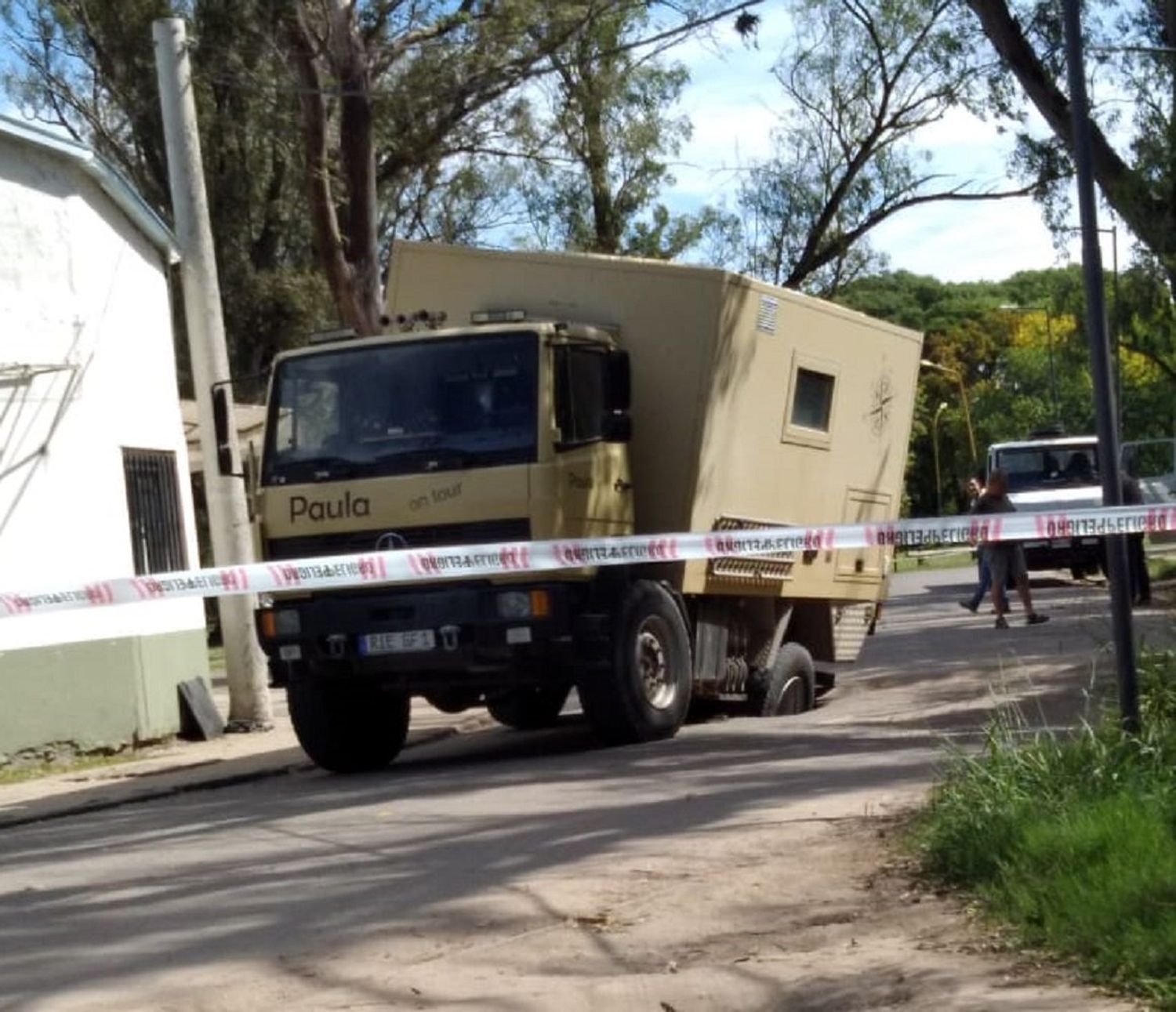 Cedió la calle y un motorhome quedó atascado en un pozo en el Camino de la Costa