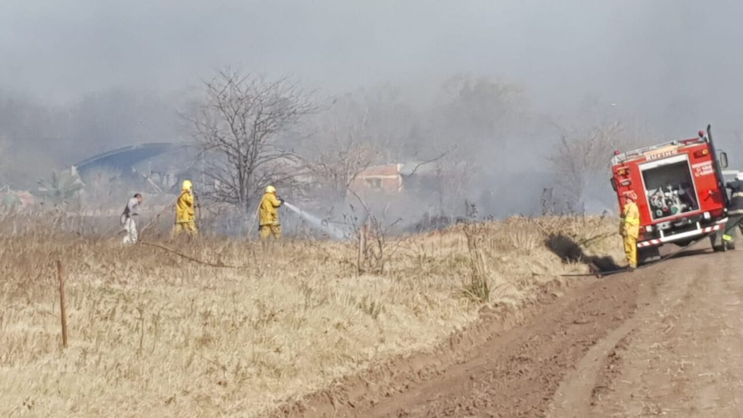 Quema de basura e incendio con suerte en Rufino