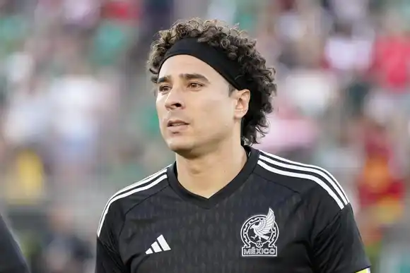 Memo Ochoa se prepara para un nuevo rol mientras su futuro en el futbol sigue en suspenso