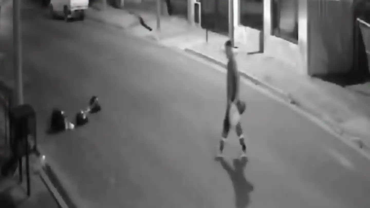 Un recolector de basura revoleaba las bolsas, quedó registrado por las cámaras de seguridad y desató una polémica en las redes. (Foto: gentileza Infoeme).